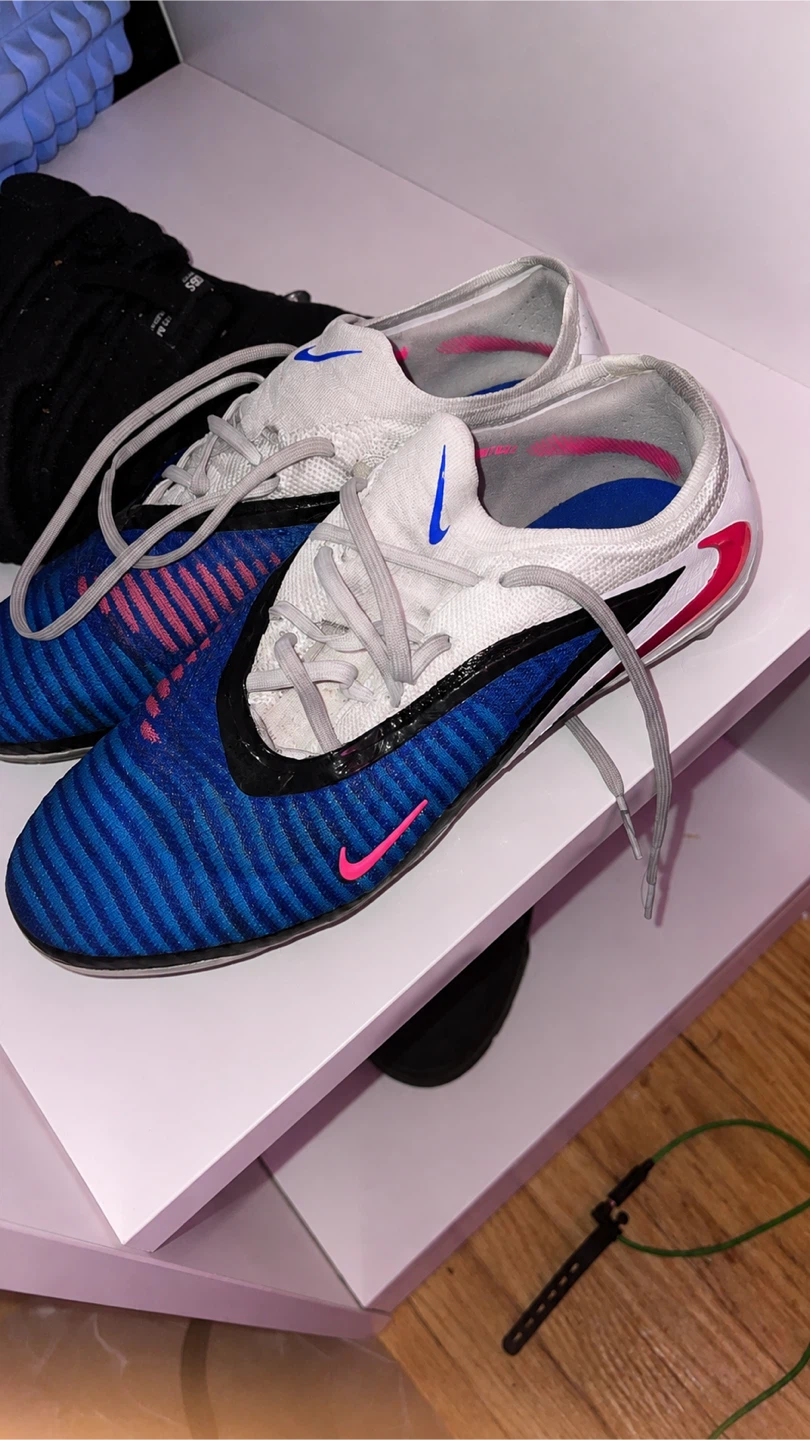 Nike Phantom elite Soccer Cleats