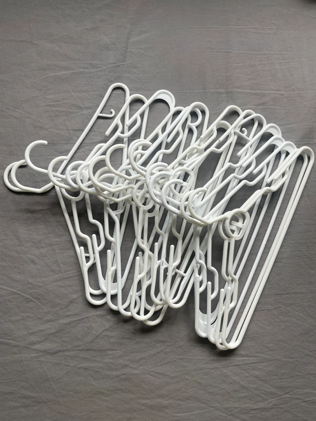 White Plastic Hangers (Lot of 17）