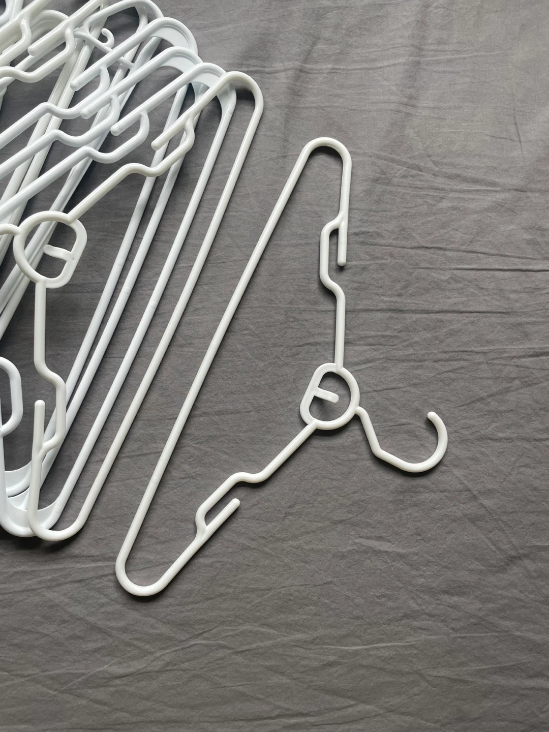 White Plastic Hangers (Lot of 17） - photo 3
