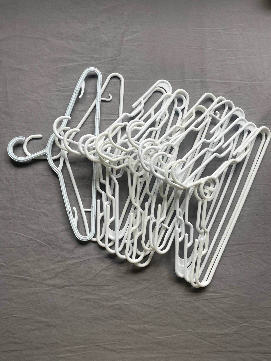 White Plastic Hangers (Lot of 17） - photo 2