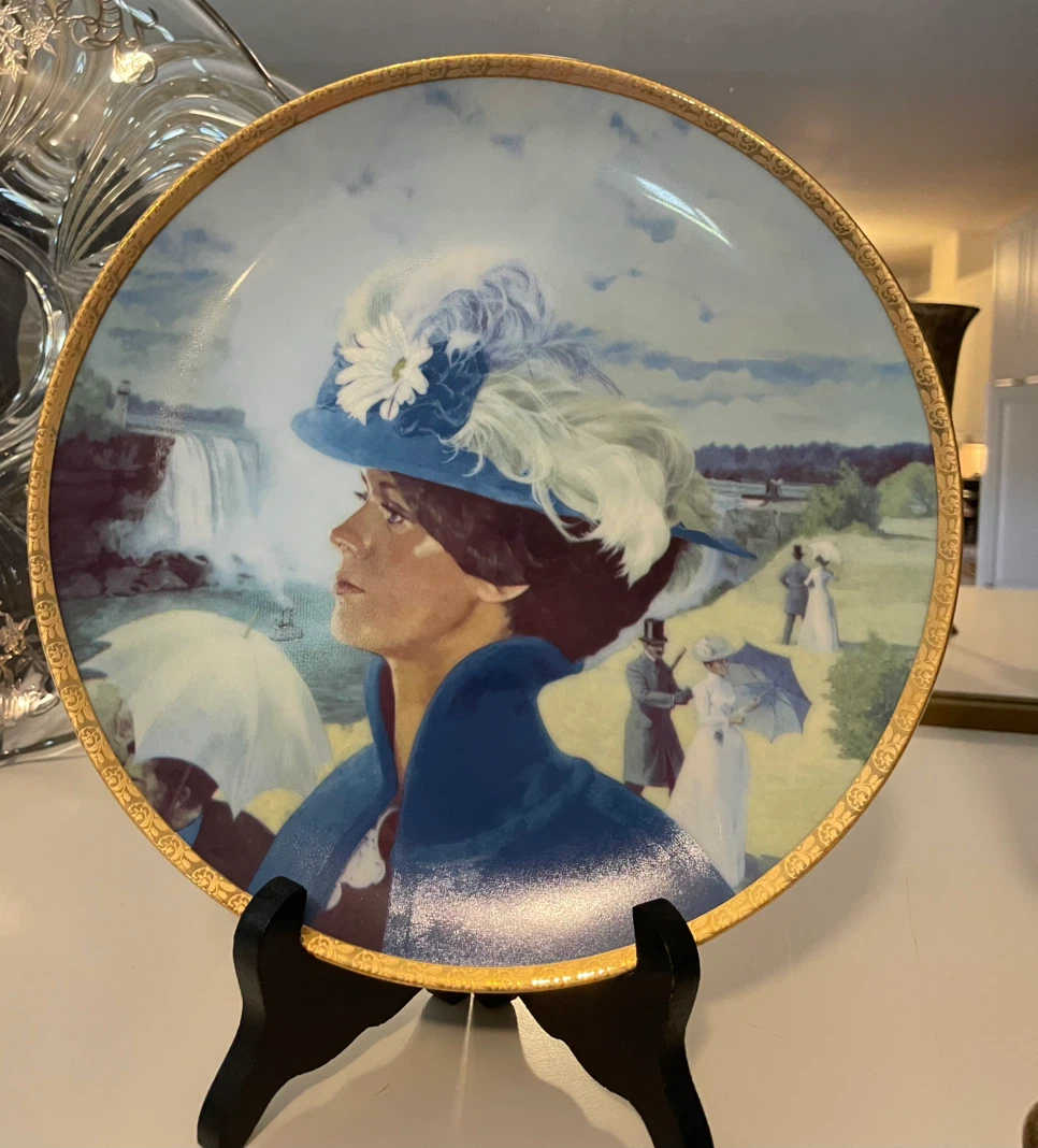 1992 Avon President's Club Mrs. Albee Collector Plate