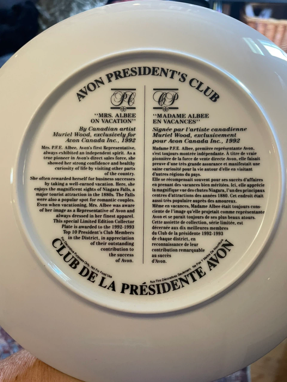 1992 Avon President's Club Mrs. Albee Collector Plate - photo 2