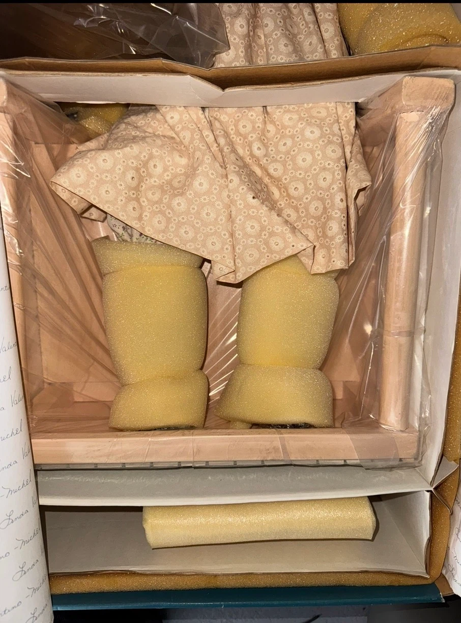 MasterPiece Gallery Limited Edition Artist Doll - photo 4