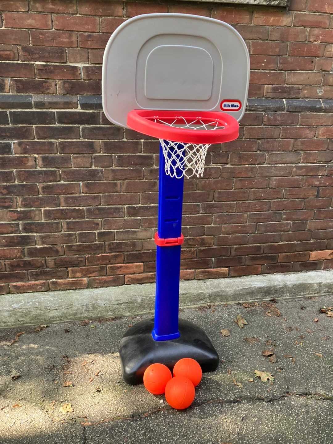 Little Tikes Adjustable Basketball Hoop with 3 Balls - photo 2