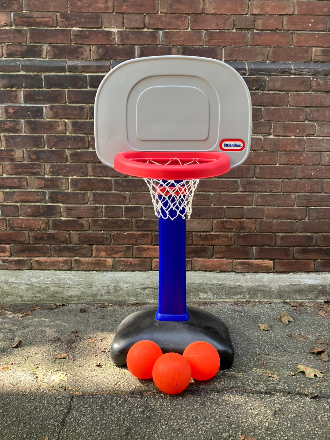 Little Tikes Adjustable Basketball Hoop with 3 Balls