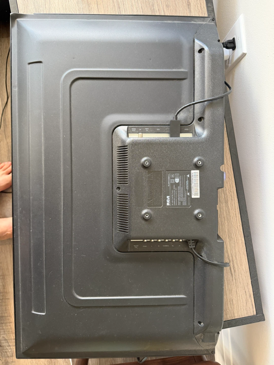 RCA 32 inch LED TV - photo 2