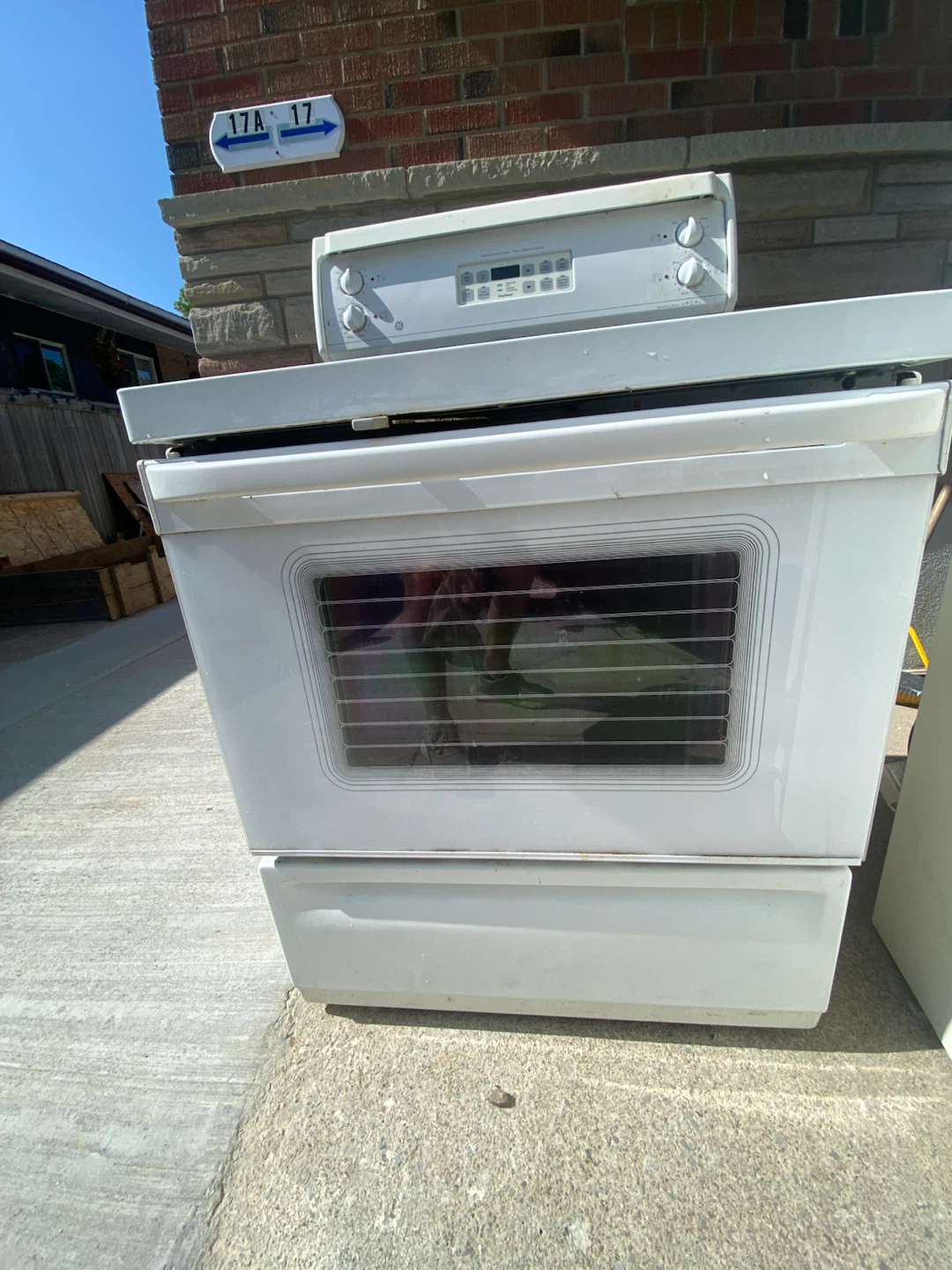 GE White Electric Stove