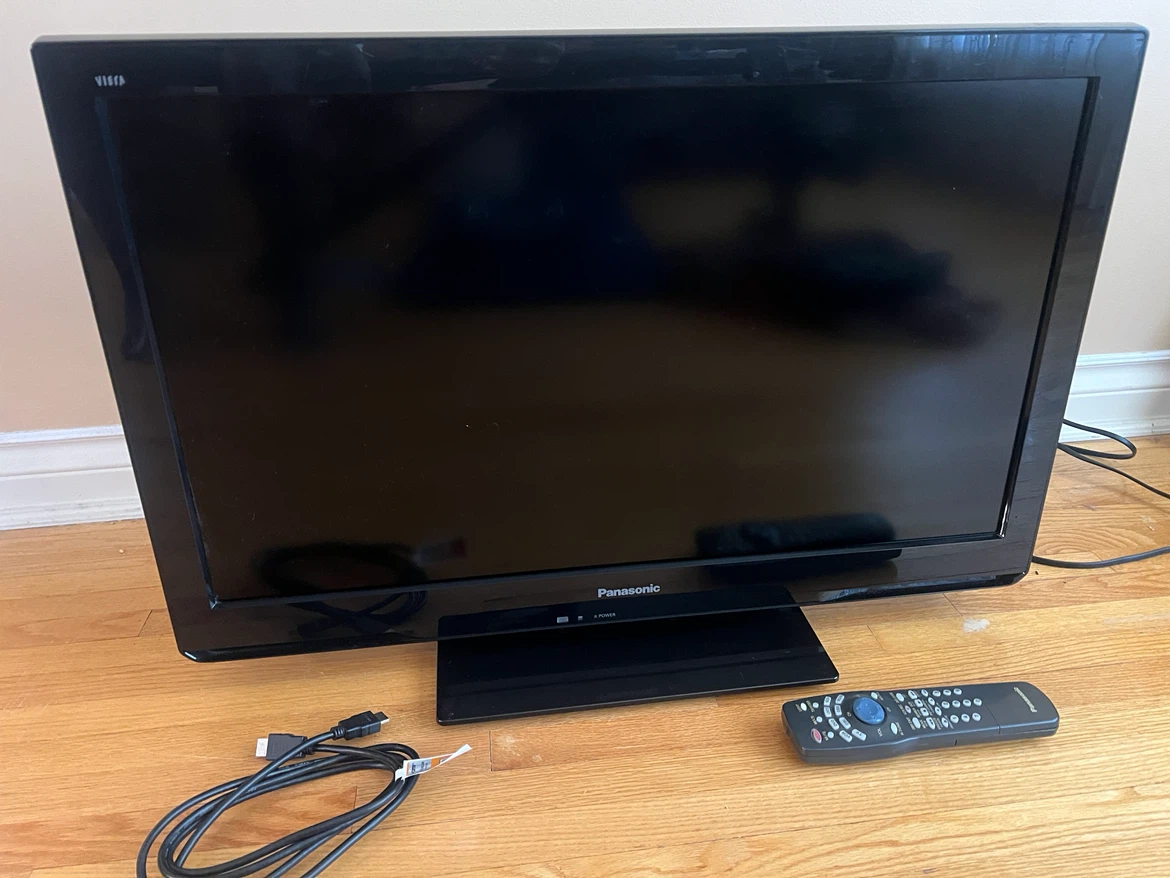 Panasonic Viera 32-inch LCD TV - photo 2