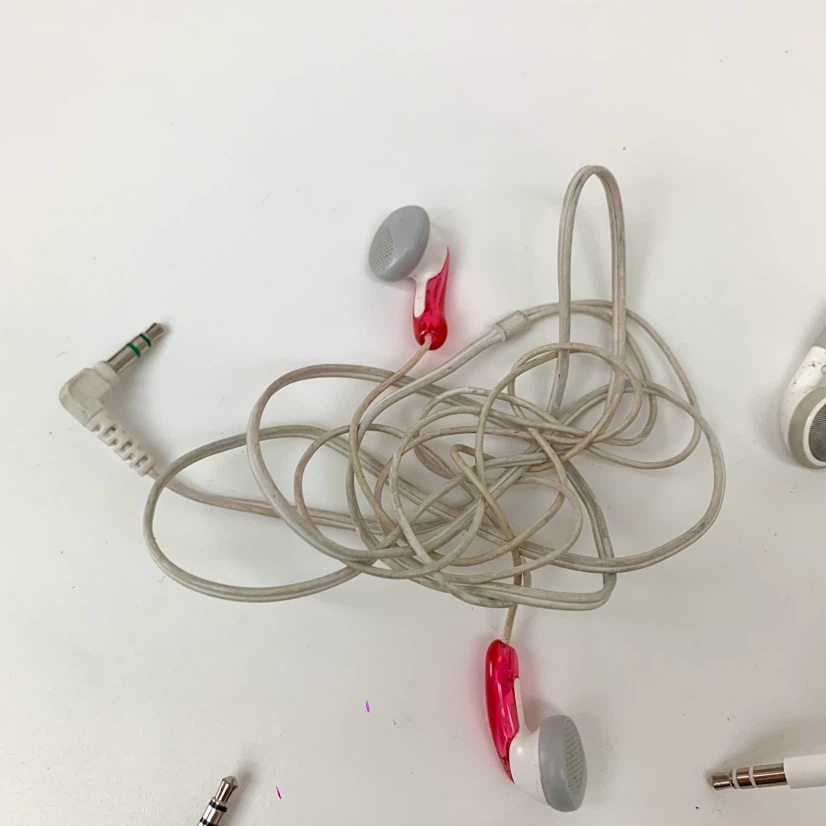 Wired Earbuds Headphones Earphones Assorted Colors $5 Per Pair - photo 3