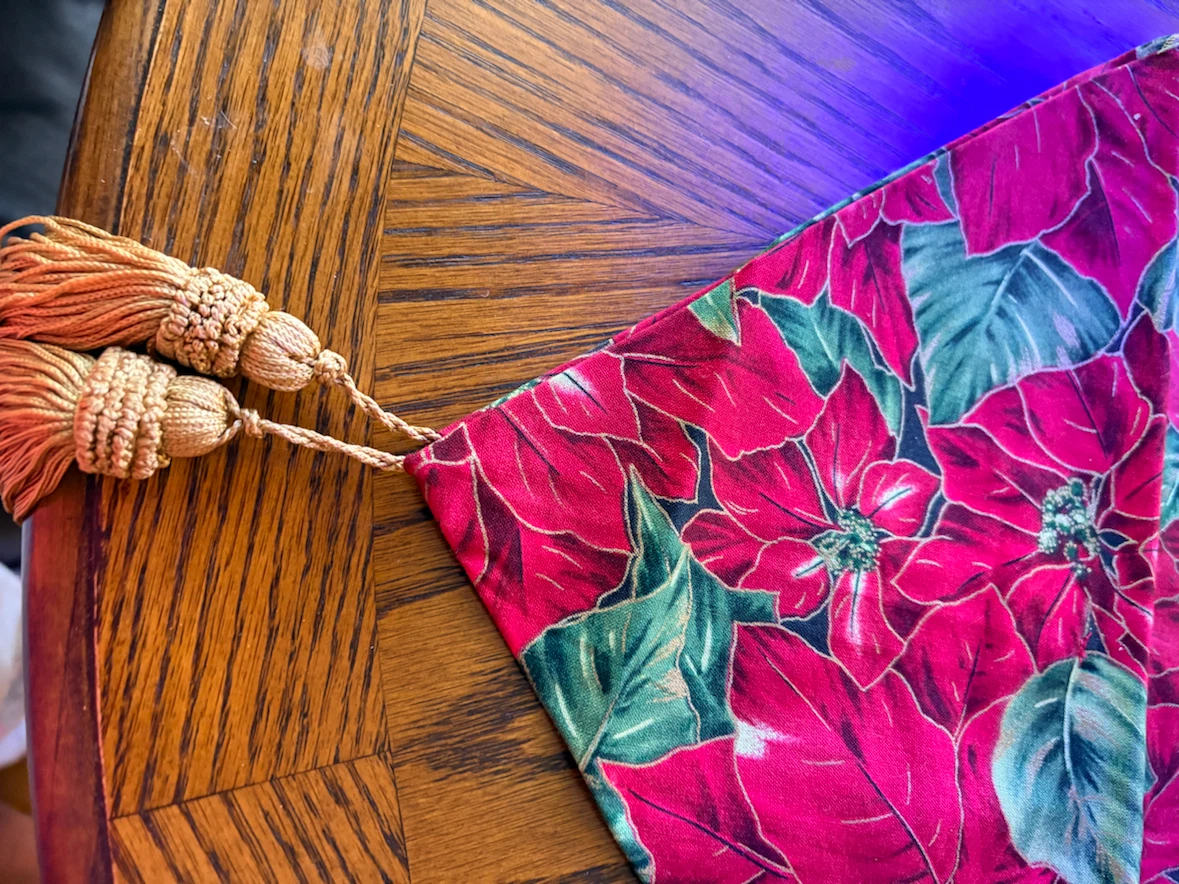 Christmas Poinsettia Table Runner with Tassels - photo 3