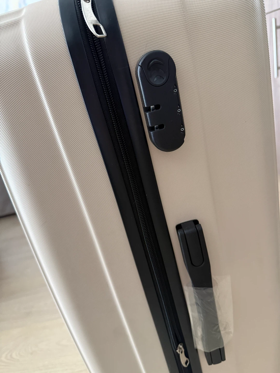 Cream Hard Shell Spinner Suitcase - photo 2
