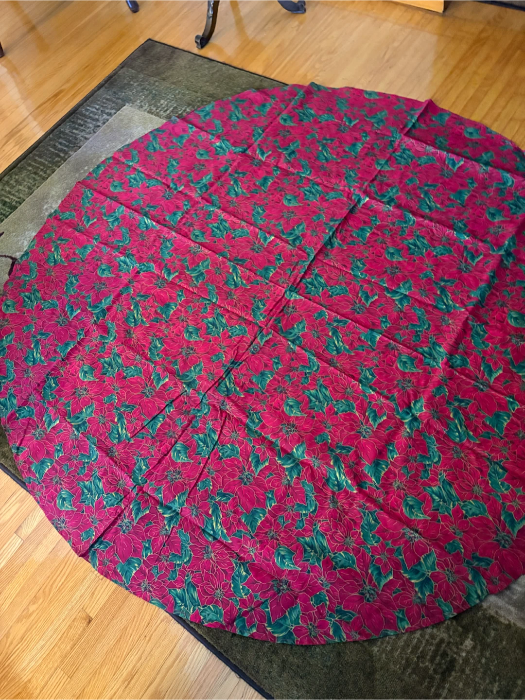 Round Poinsettia Tablecloth - photo 2