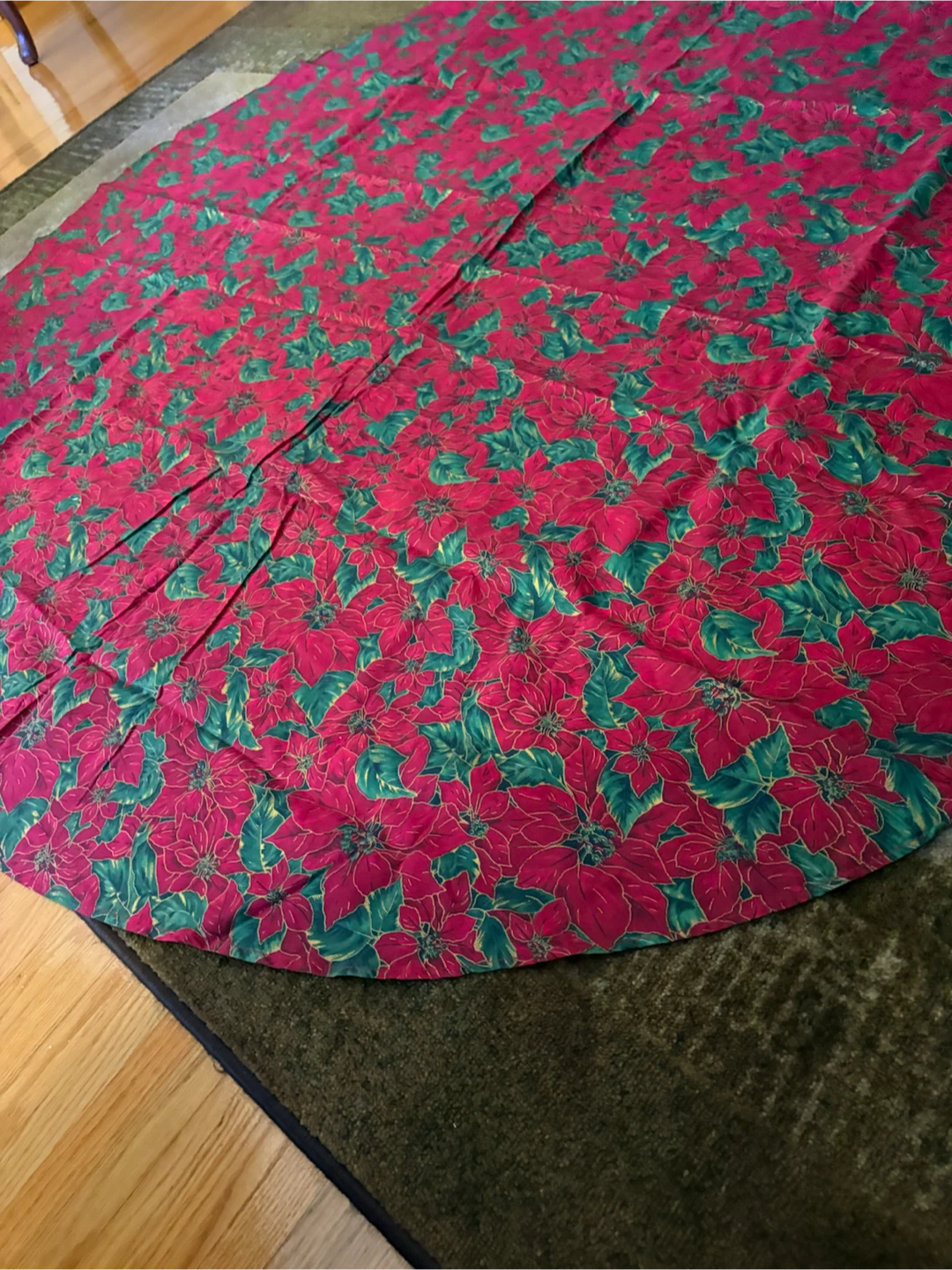 Round Poinsettia Tablecloth - photo 3
