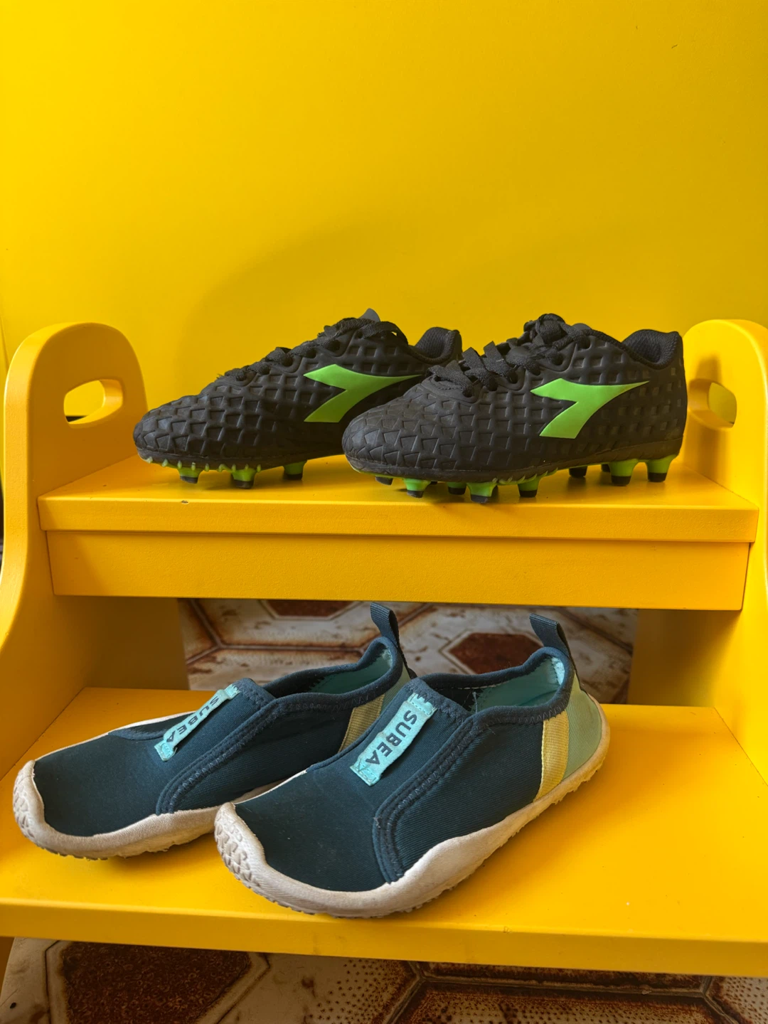 Lot de deux paires de souliers pour enfant