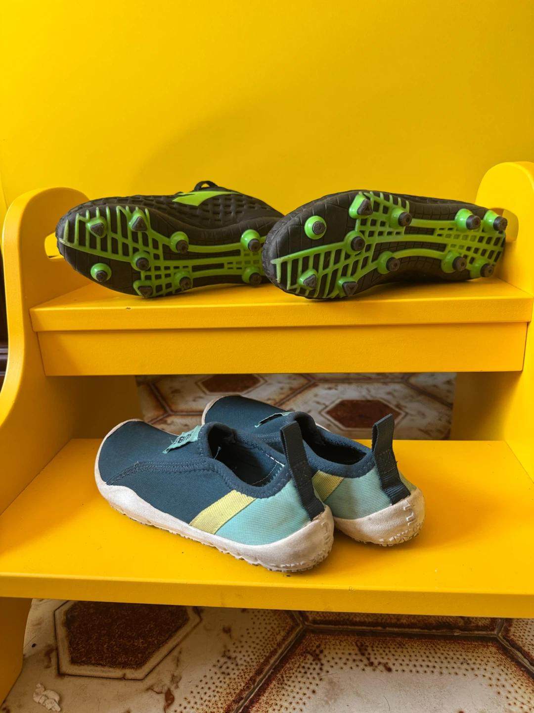 Lot de deux paires de souliers pour enfant - photo 2