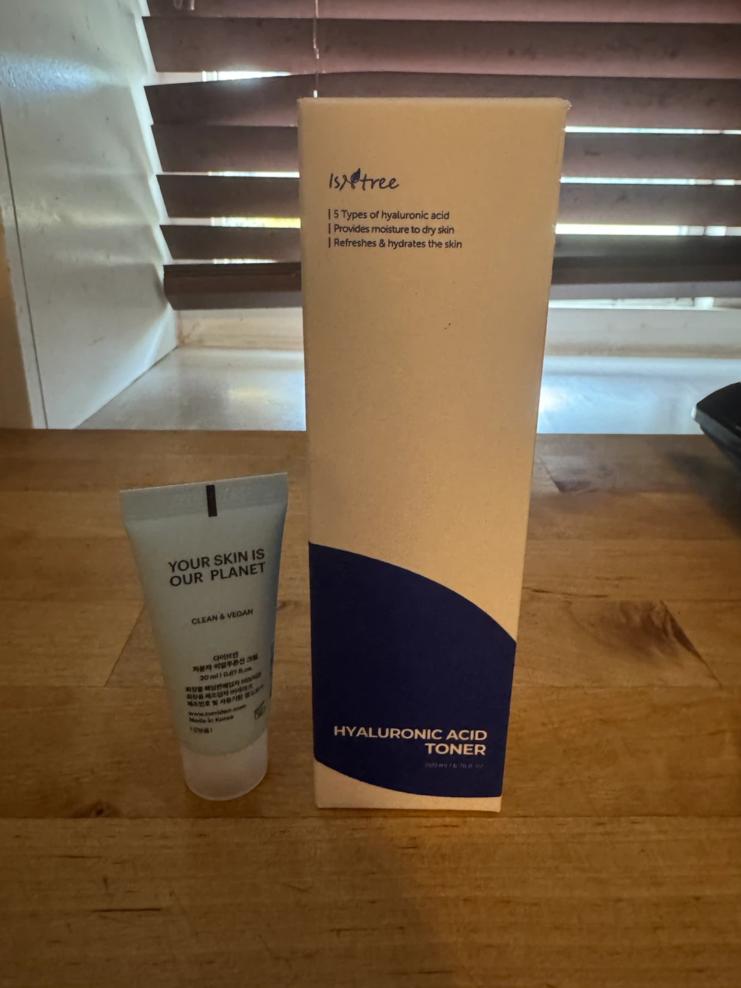 ISNTREE Hyaluronic Acid Toner & SKINFOOD Centella Mist Set