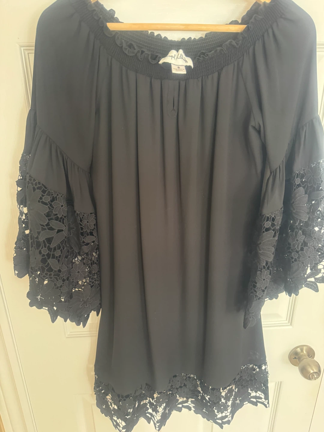 Black off-the-shoulder dress with lace details - photo 2