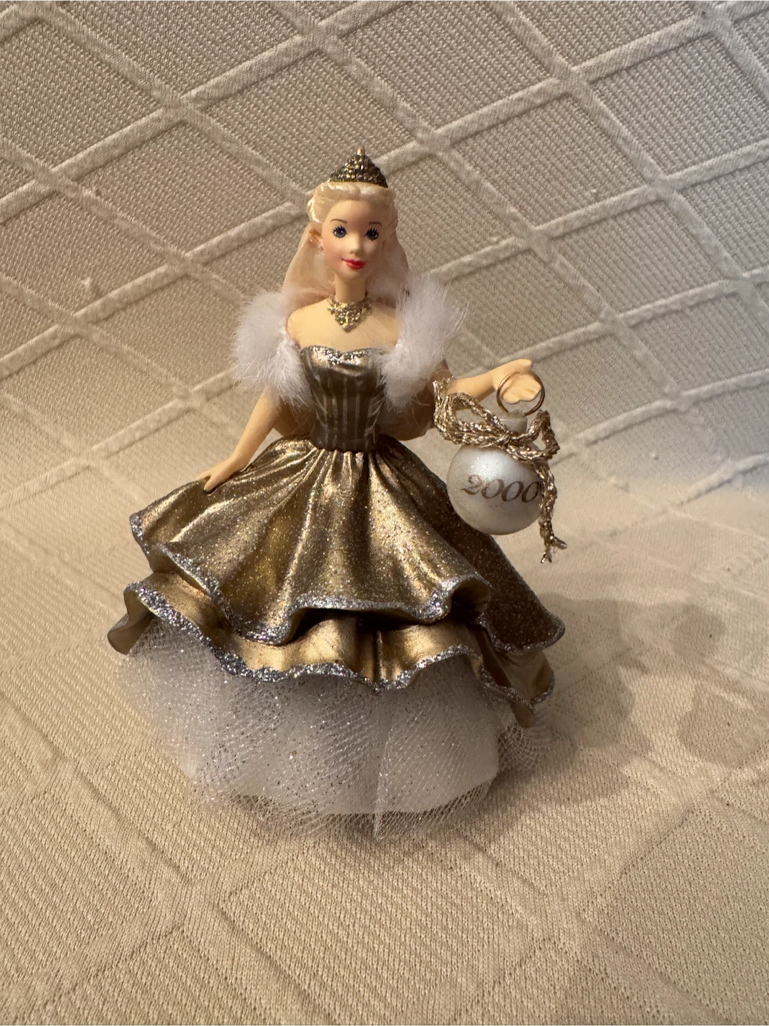 Hallmark Keepsake Ornament Celebration Barbie 2000 - photo 2