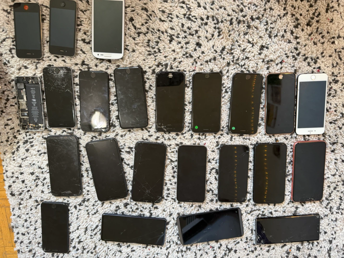 LOT OF PHONES FOR TRADE OR SELLING - photo 2