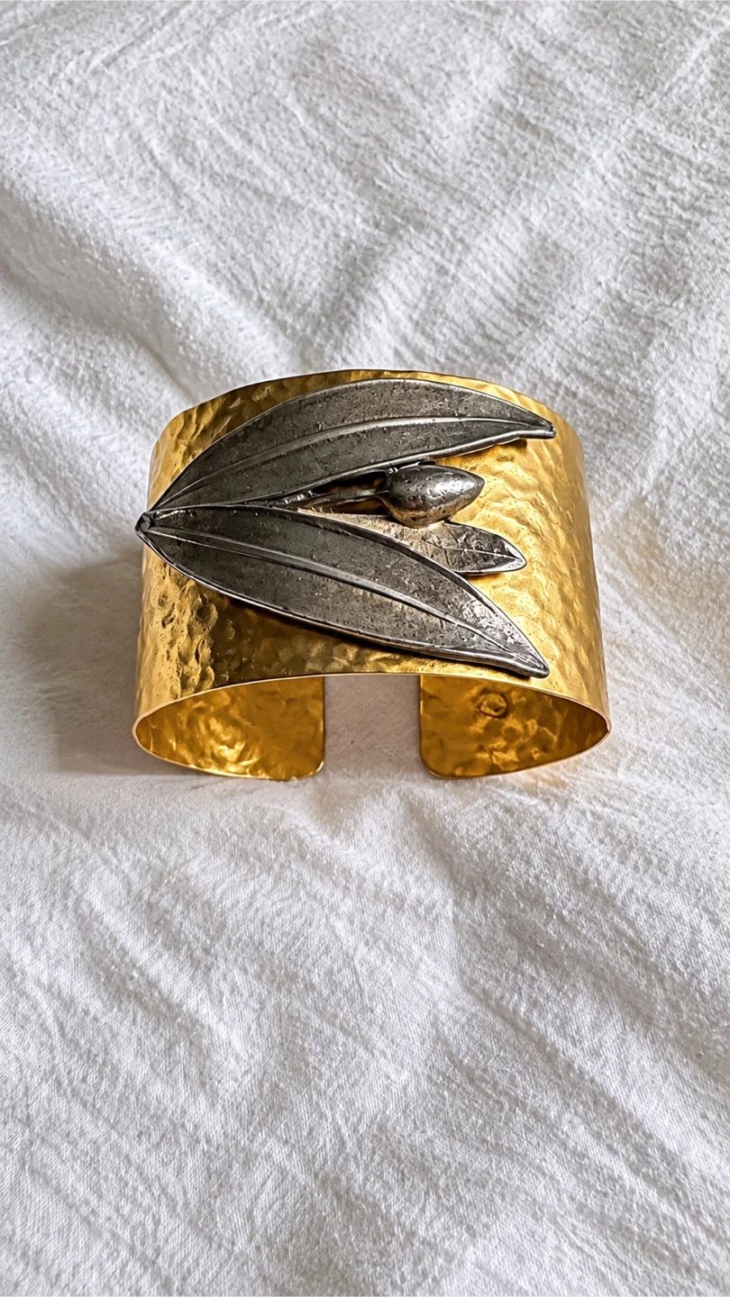 Gold cuff bracelet with leaf detail - photo 2