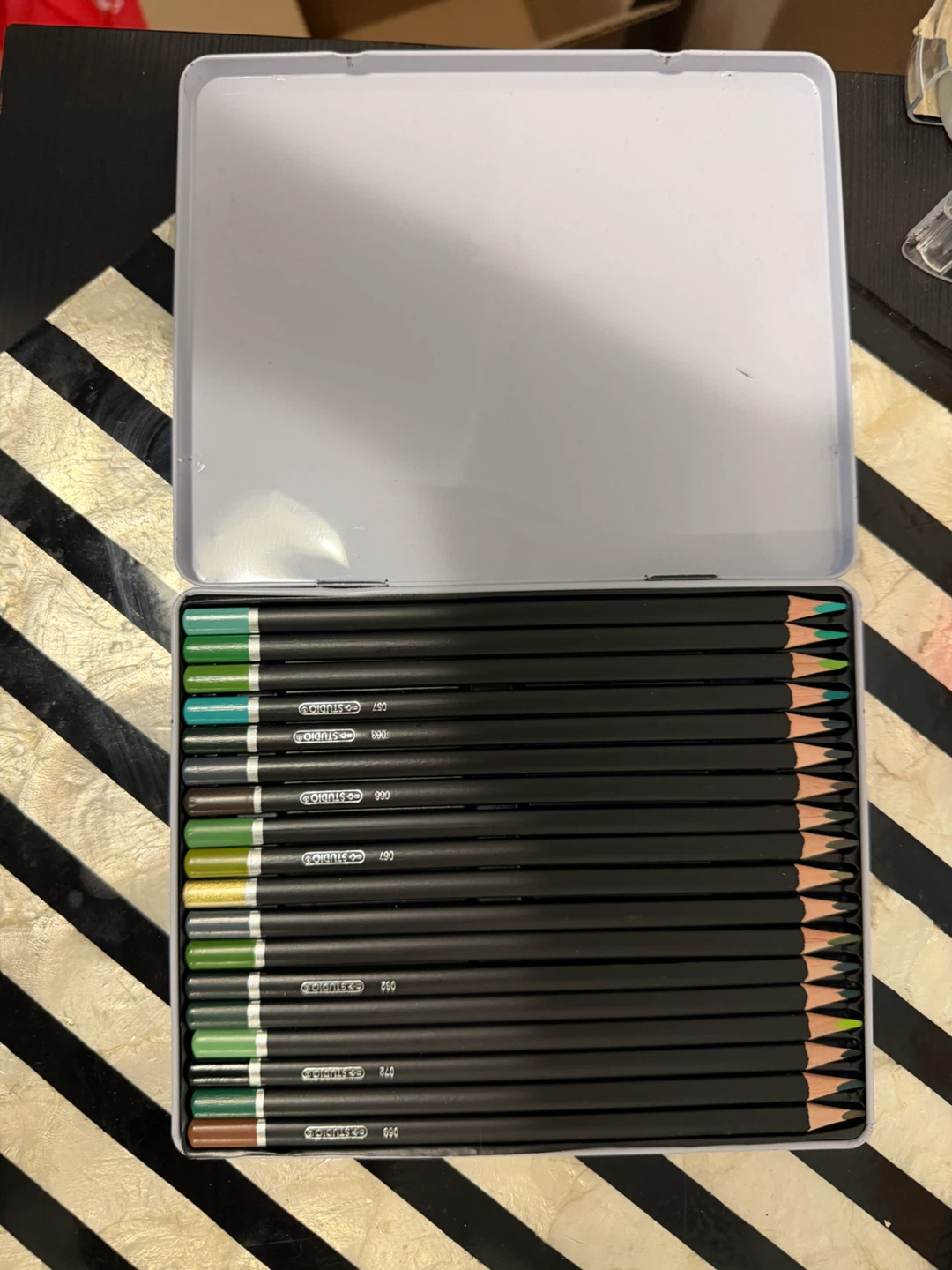 Studio 18-Piece Triangular Coloured Pencils Set with Tin Case - photo 2