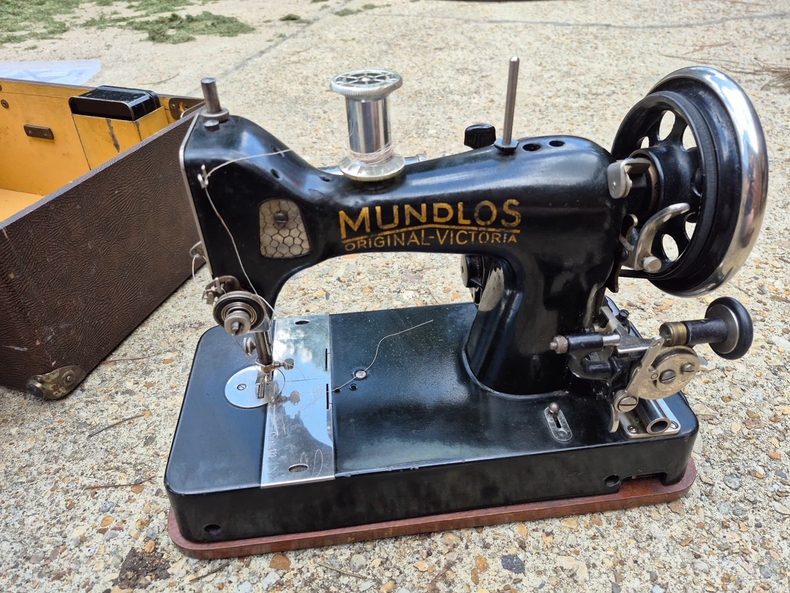 Mundlos Original Victoria Sewing Machine