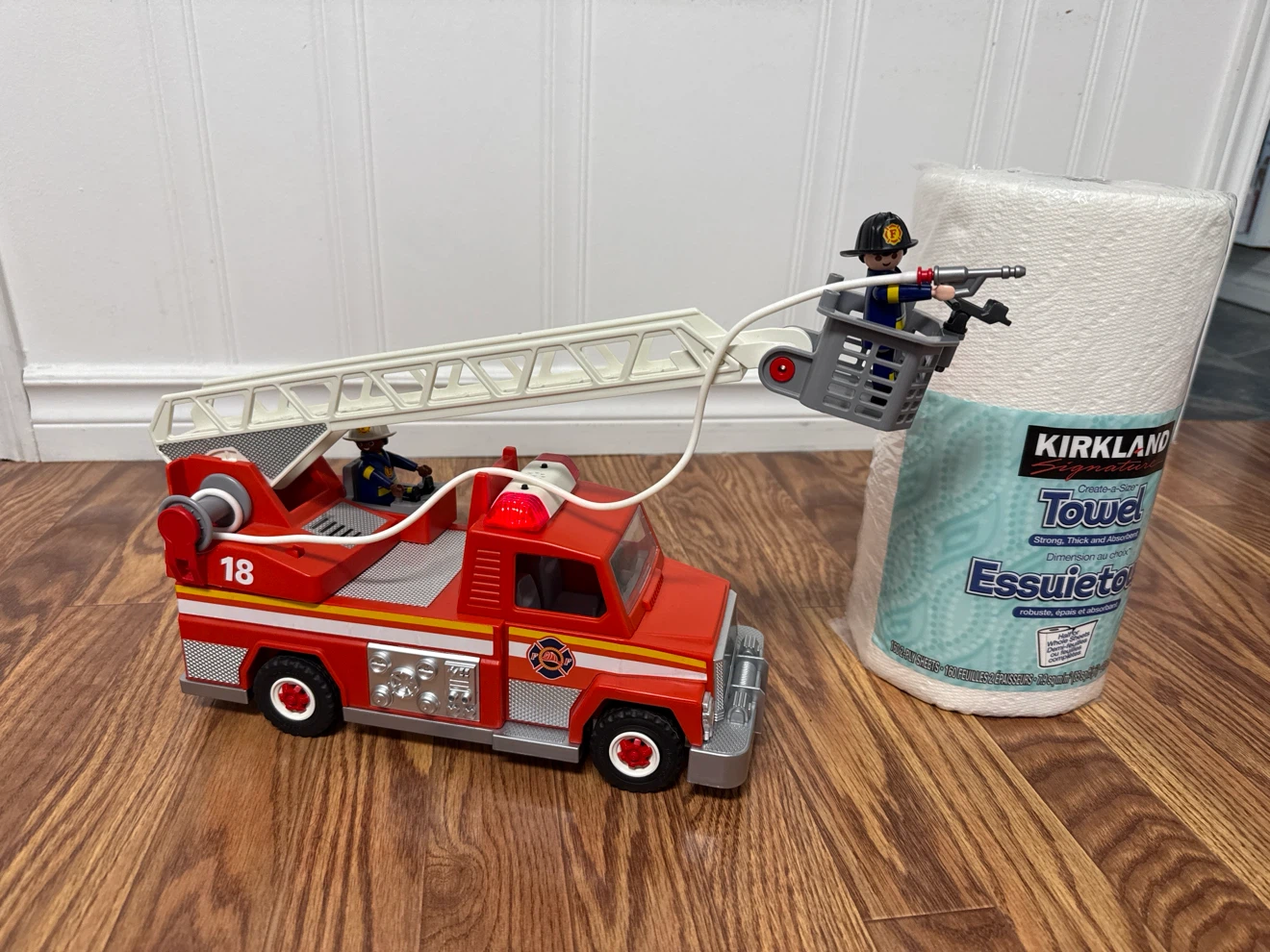 Playmobil Fire Truck Ladder Engine #18 - photo 2