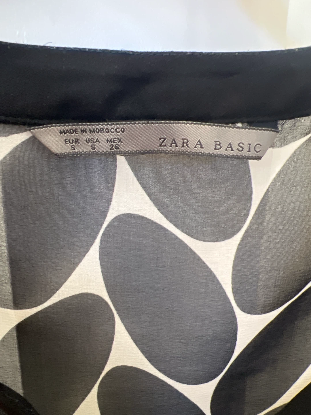 Bundle of woman’s clothes. - photo 3