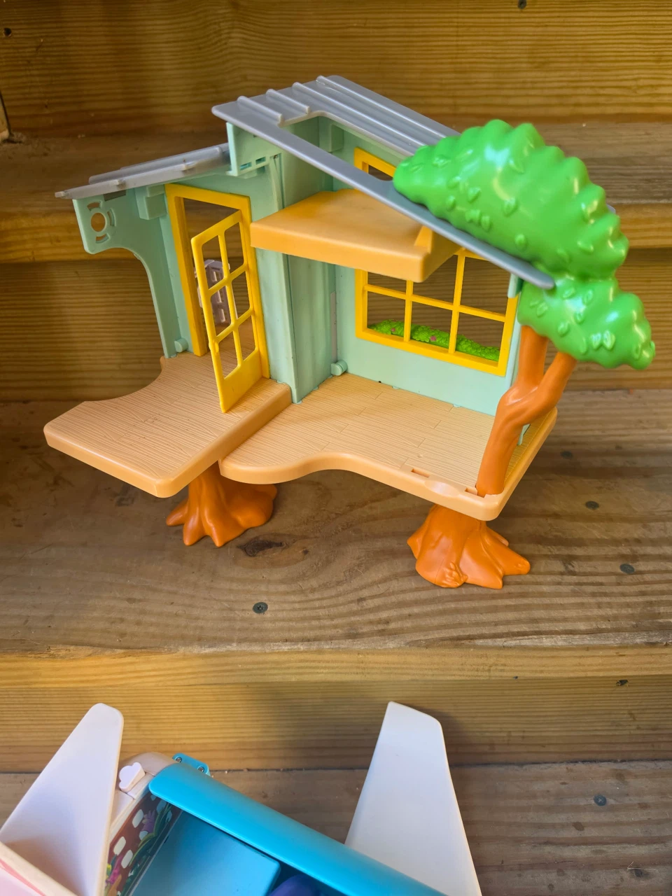 Bluey Toy Bundle: Treehouse, House, Plane, and Backpack - photo 4