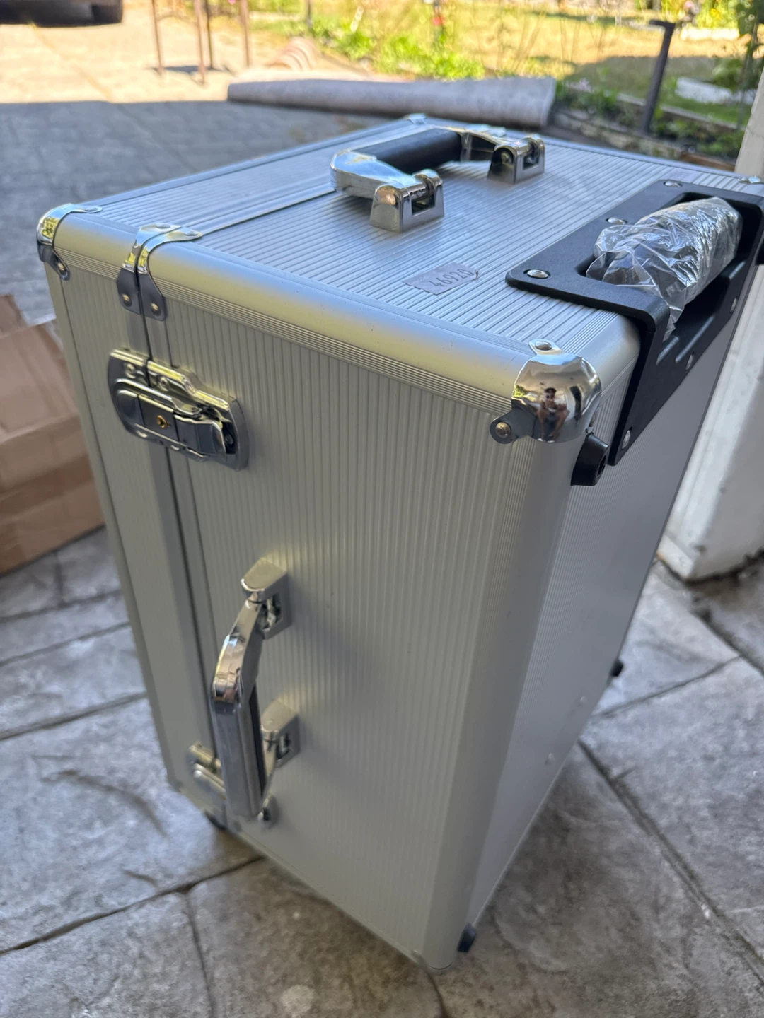 Rolling Aluminum Camera / Equipment Case – Like New - photo 3