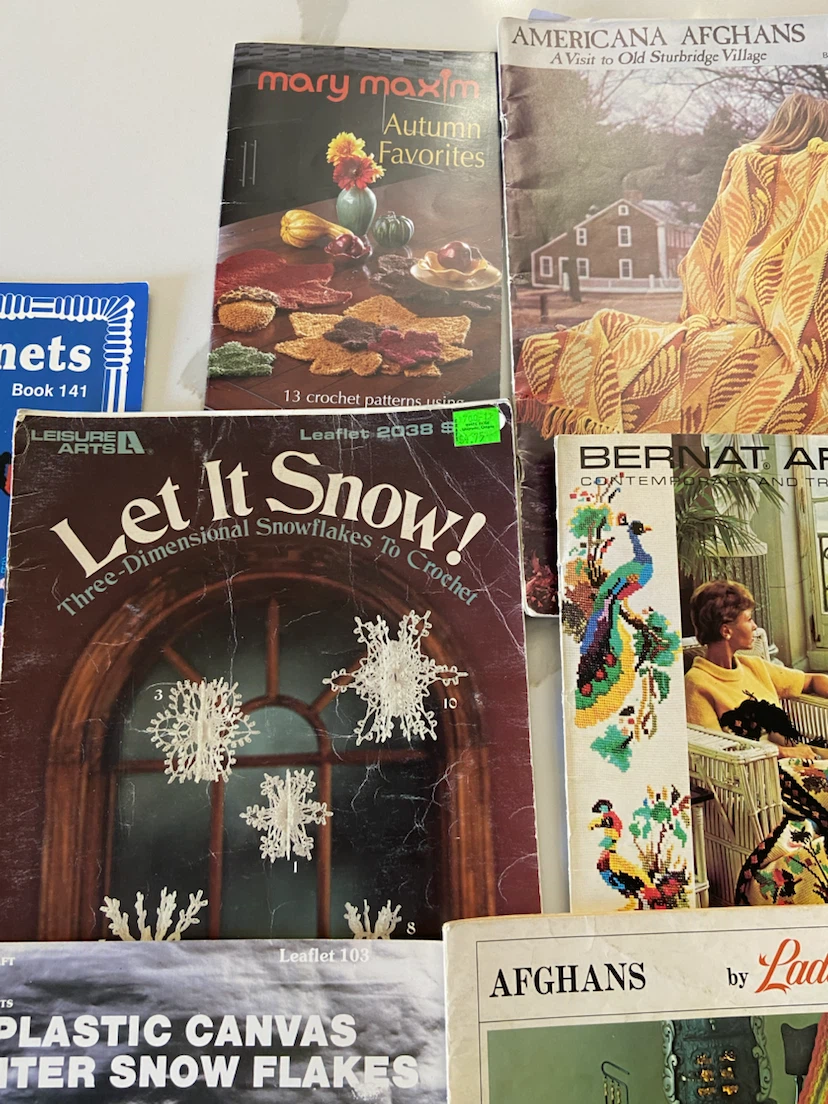Large Collection of Vintage Crochet Pattern Books - photo 3