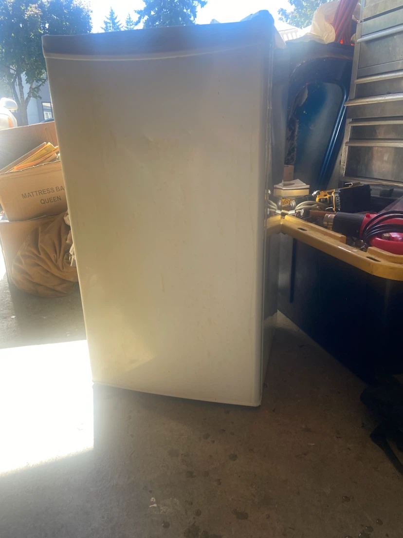 Compact White Bar Fridge - photo 2
