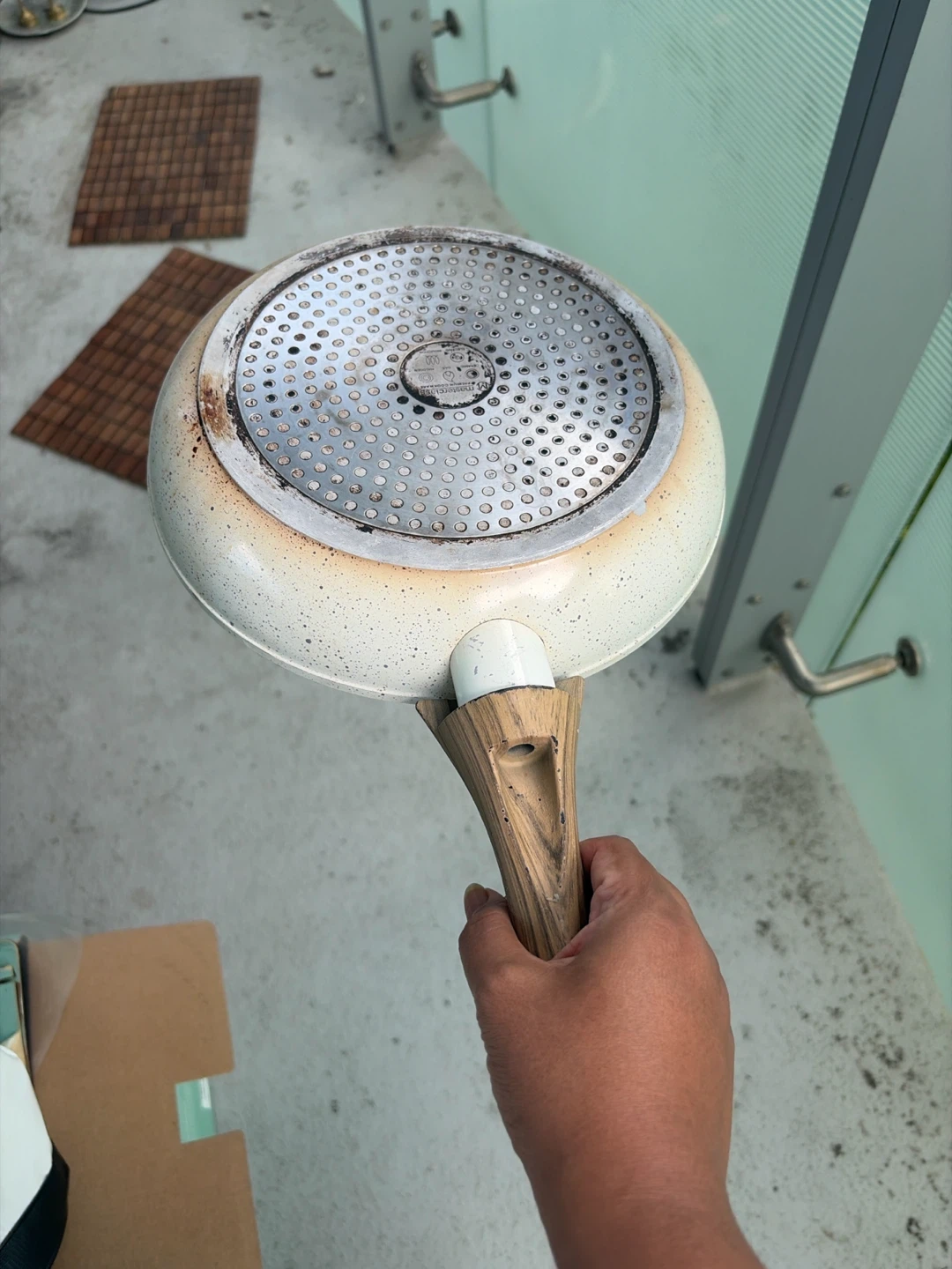 White Speckled Frying Pan with Wooden Handle - photo 3