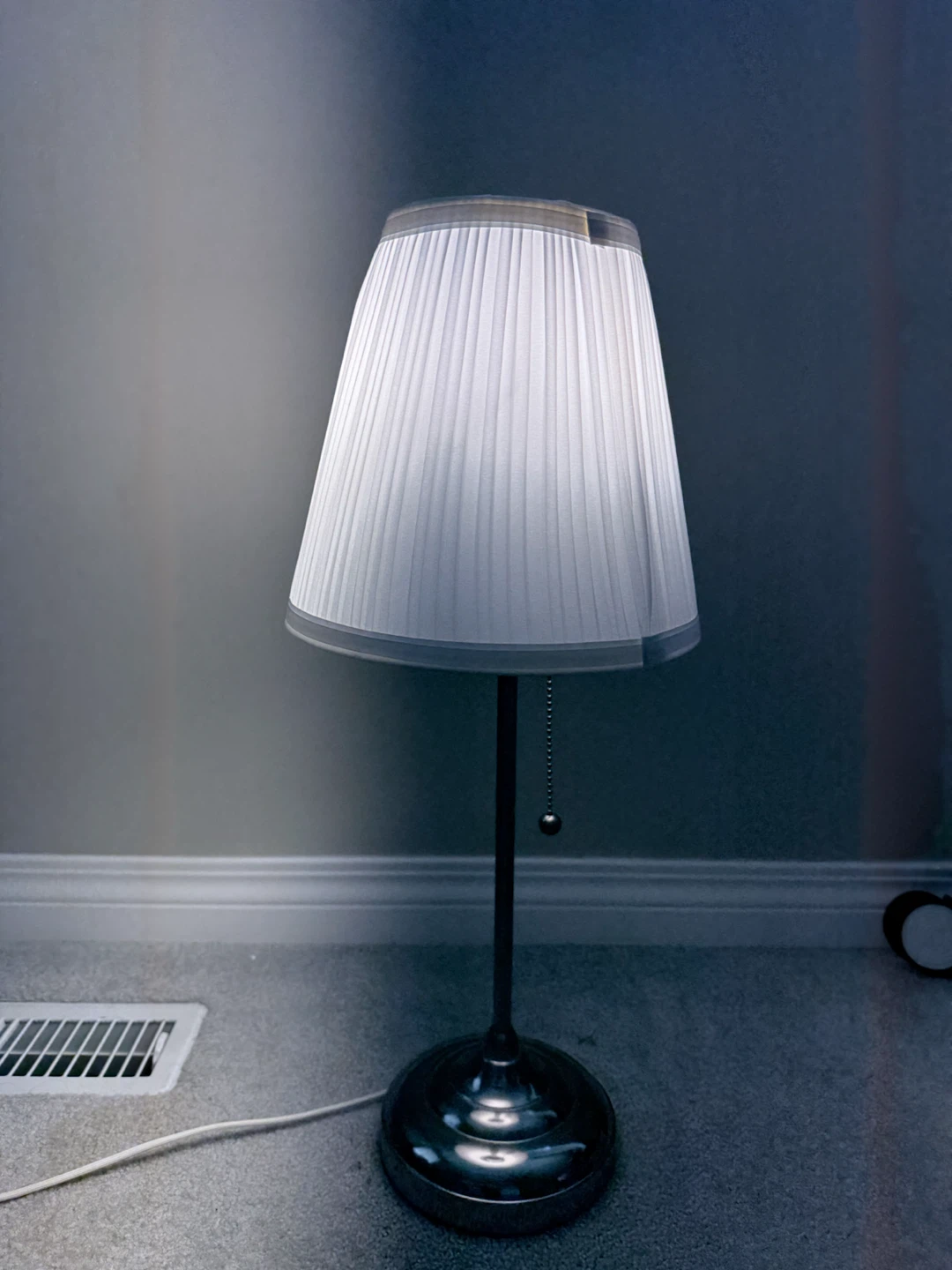 Table lamp with pleated white shade - photo 2