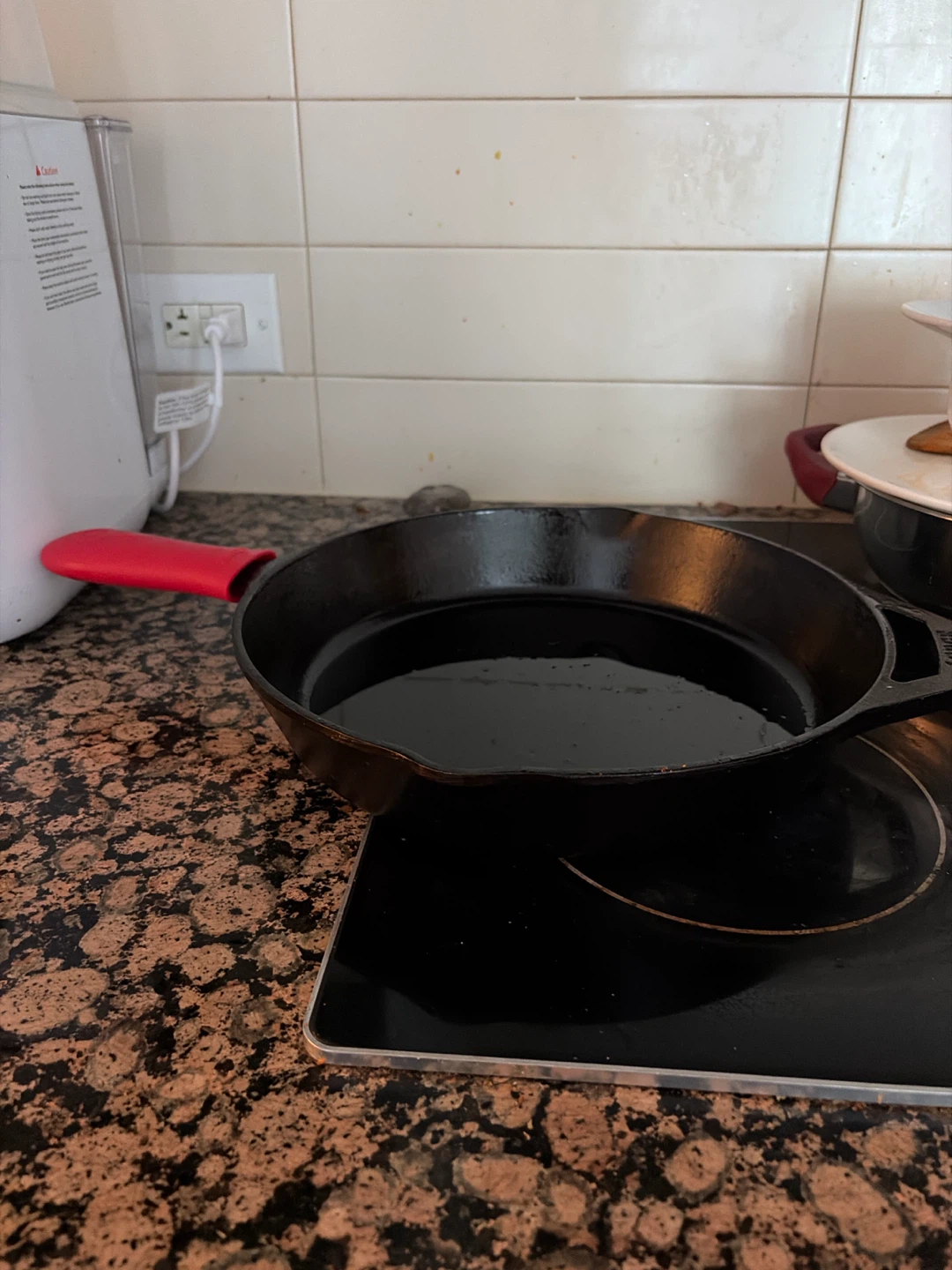 Lodge Cast Iron Skillet with Red Handle Cover - photo 3