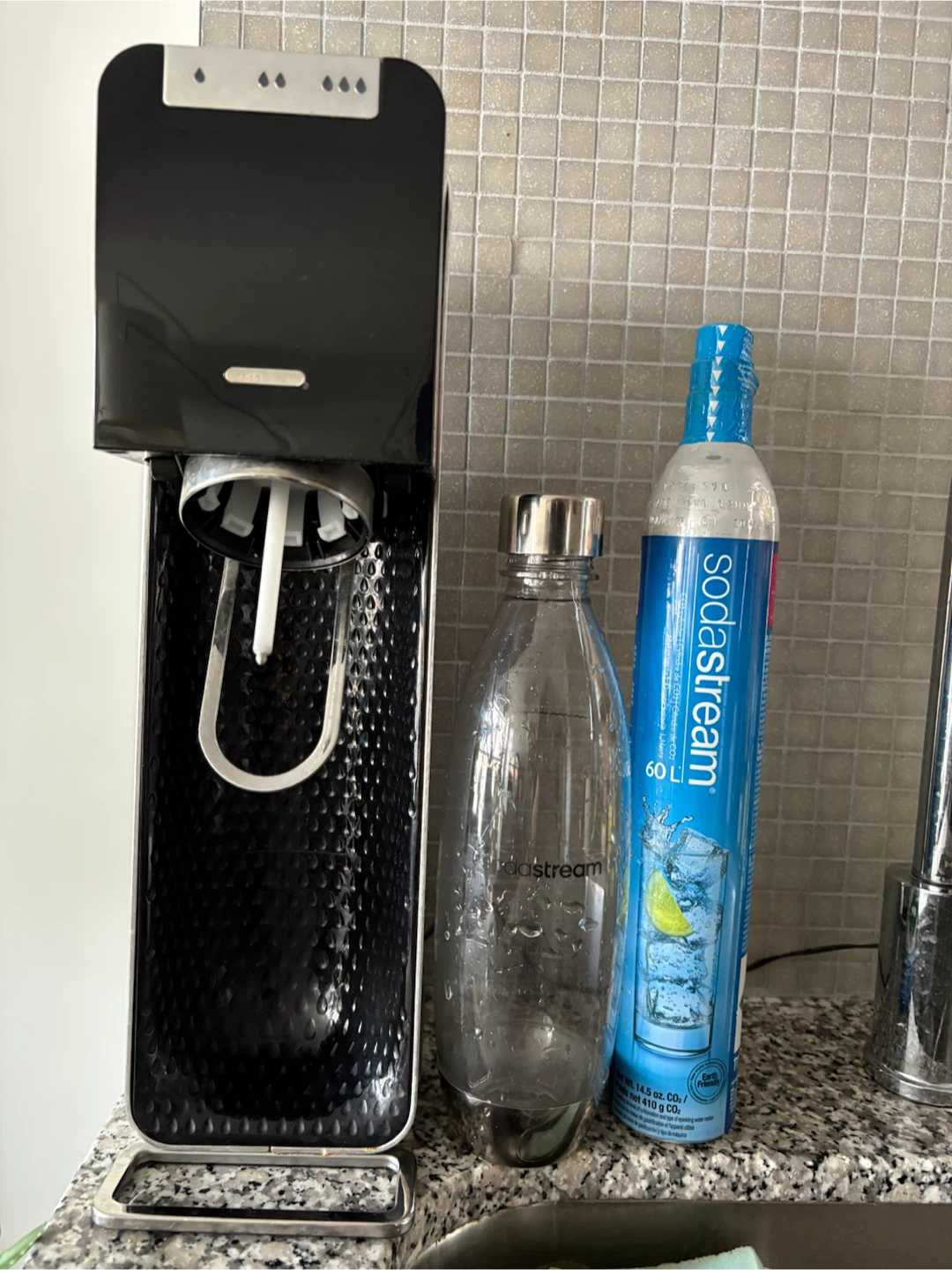 Soda stream machine + bottle + Co2