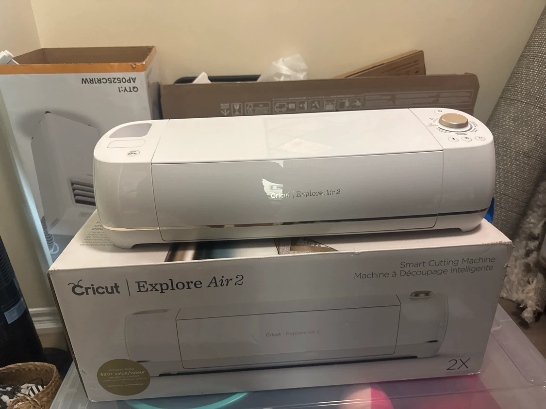 Cricut Explore Air 2 White + material and vinyl.