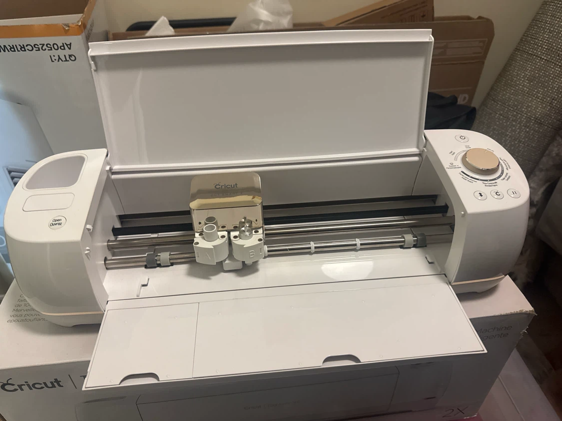 Cricut Explore Air 2 White + material and vinyl. - photo 2