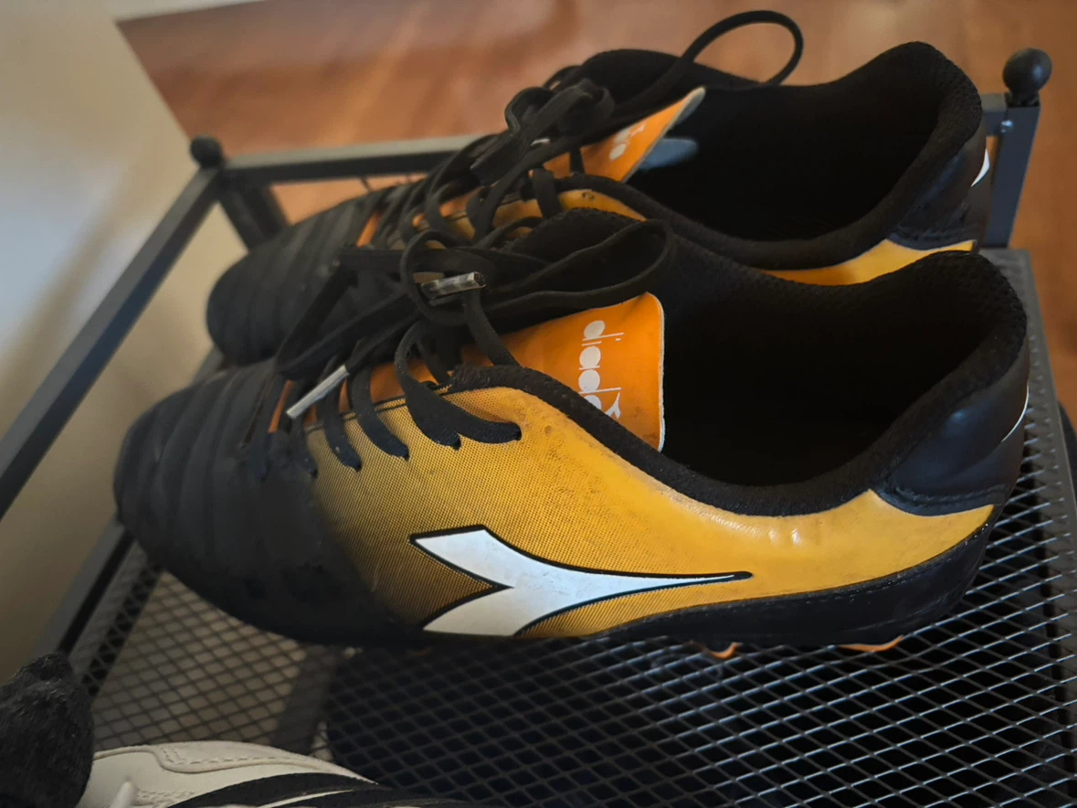 Diadora Soccer Cleats- Black/Orange/White (Size 7)