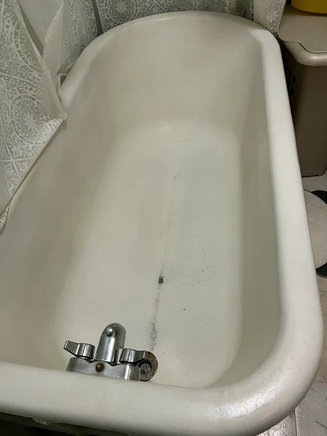 Classic White Clawfoot Bathtub in great condition