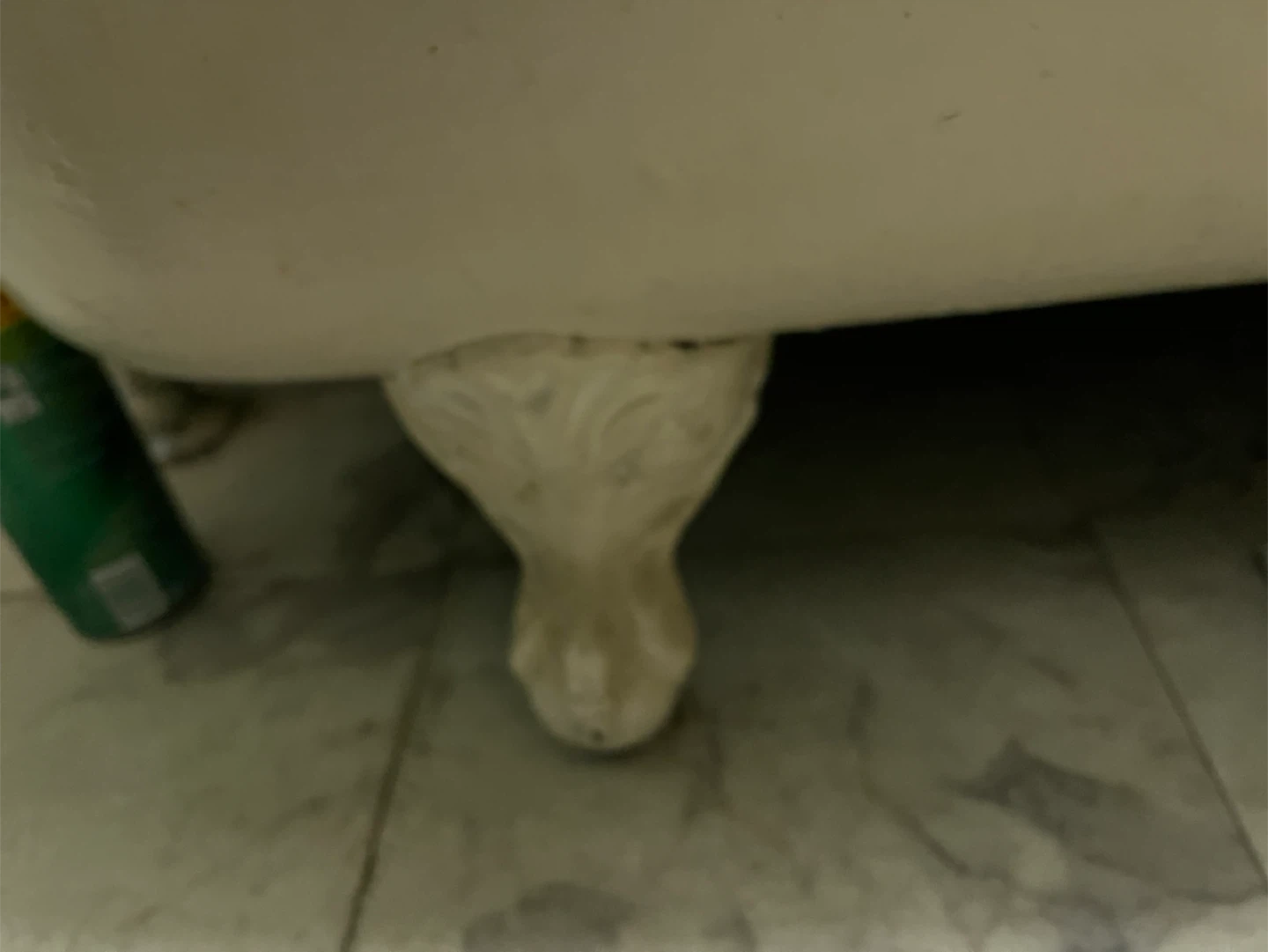 Classic White Clawfoot Bathtub in great condition - photo 4