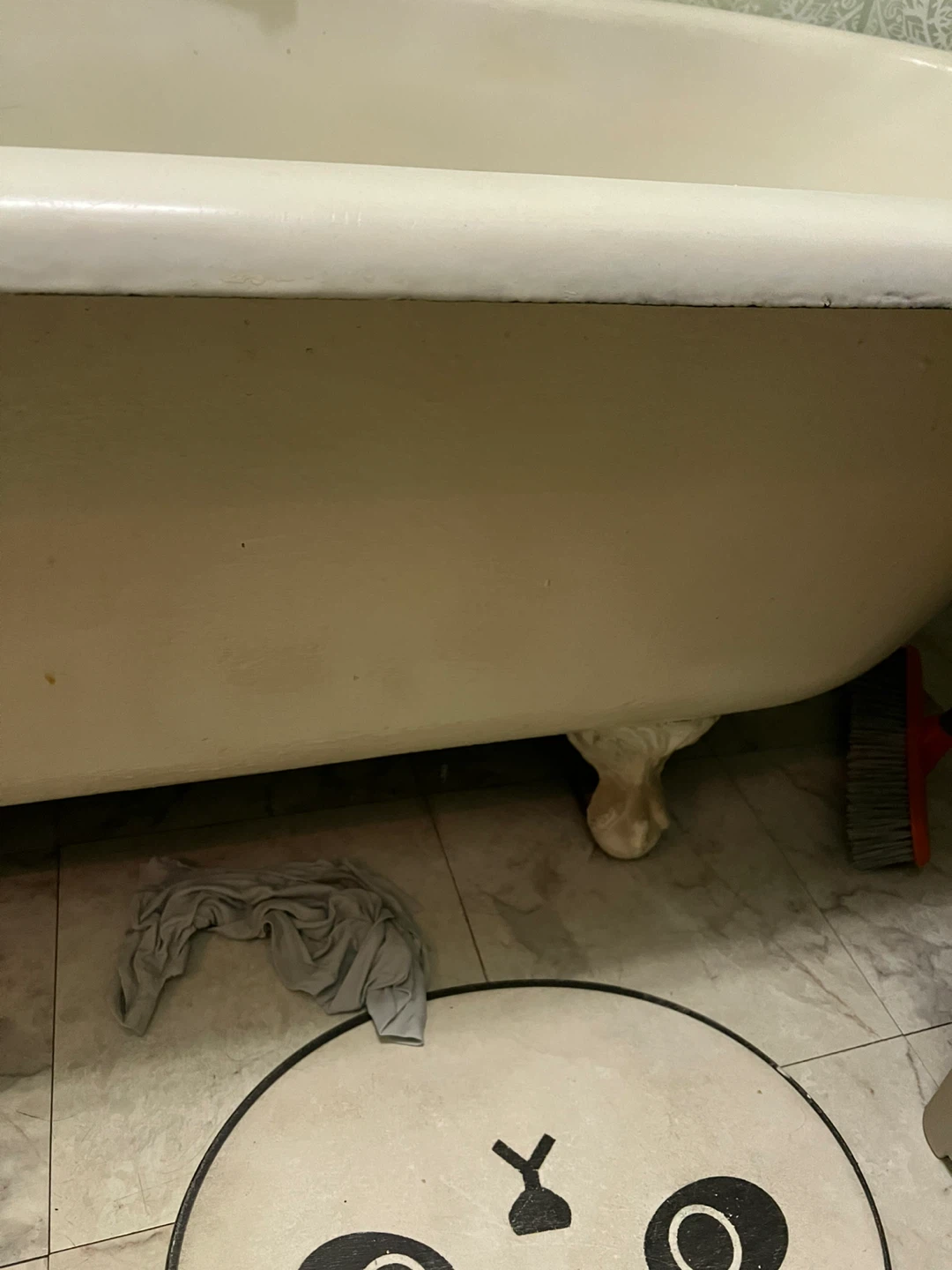 Classic White Clawfoot Bathtub in great condition - photo 5