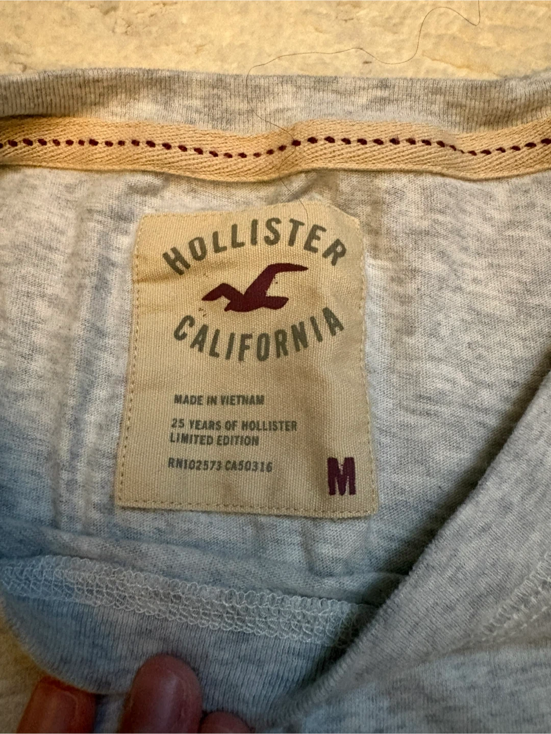 Hollister California Graphic T-Shirt Medium - photo 2