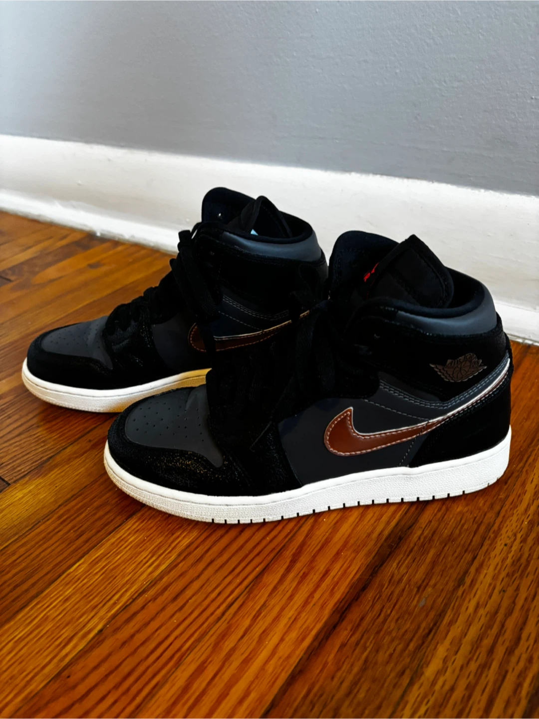 Air Jordan 1 Retro High "Bronze Medal" sneakers - 5Y - photo 3