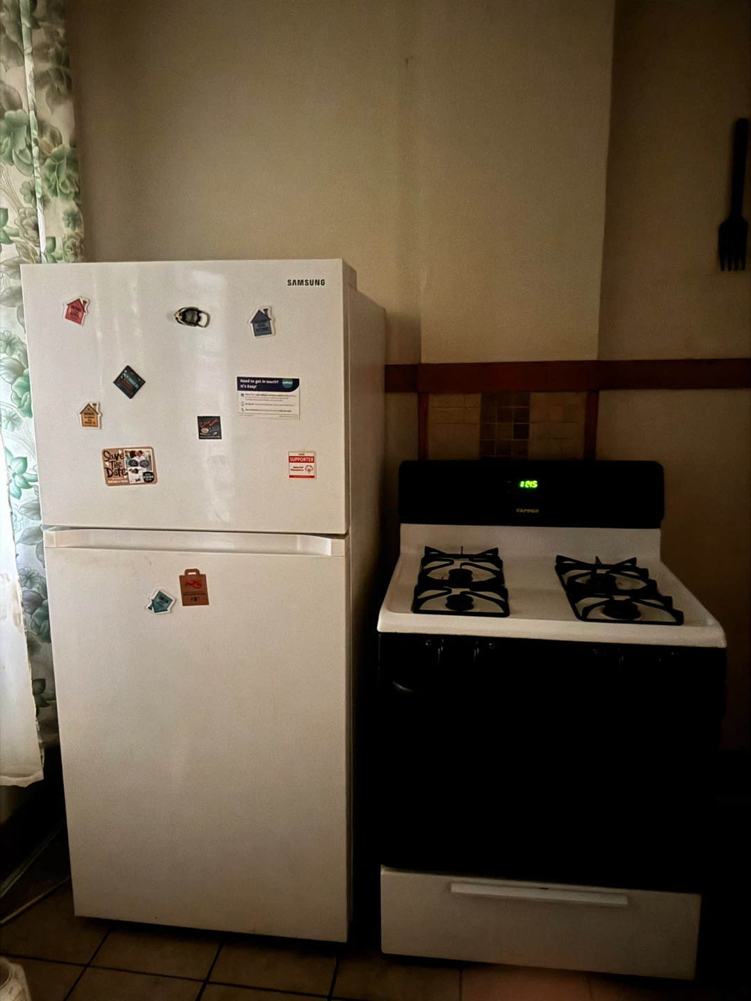 Samsung White Top-Freezer Refrigerator - photo 2
