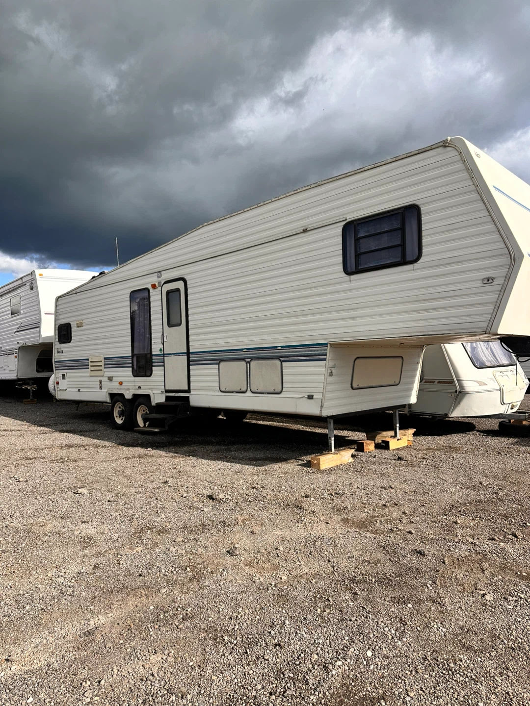 Sierra by Cobra fifth wheel trailer - photo 2