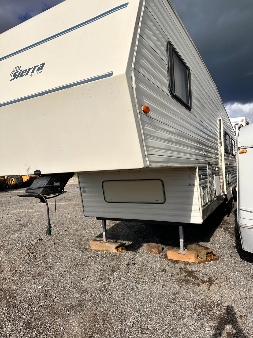 Sierra by Cobra fifth wheel trailer - photo 3