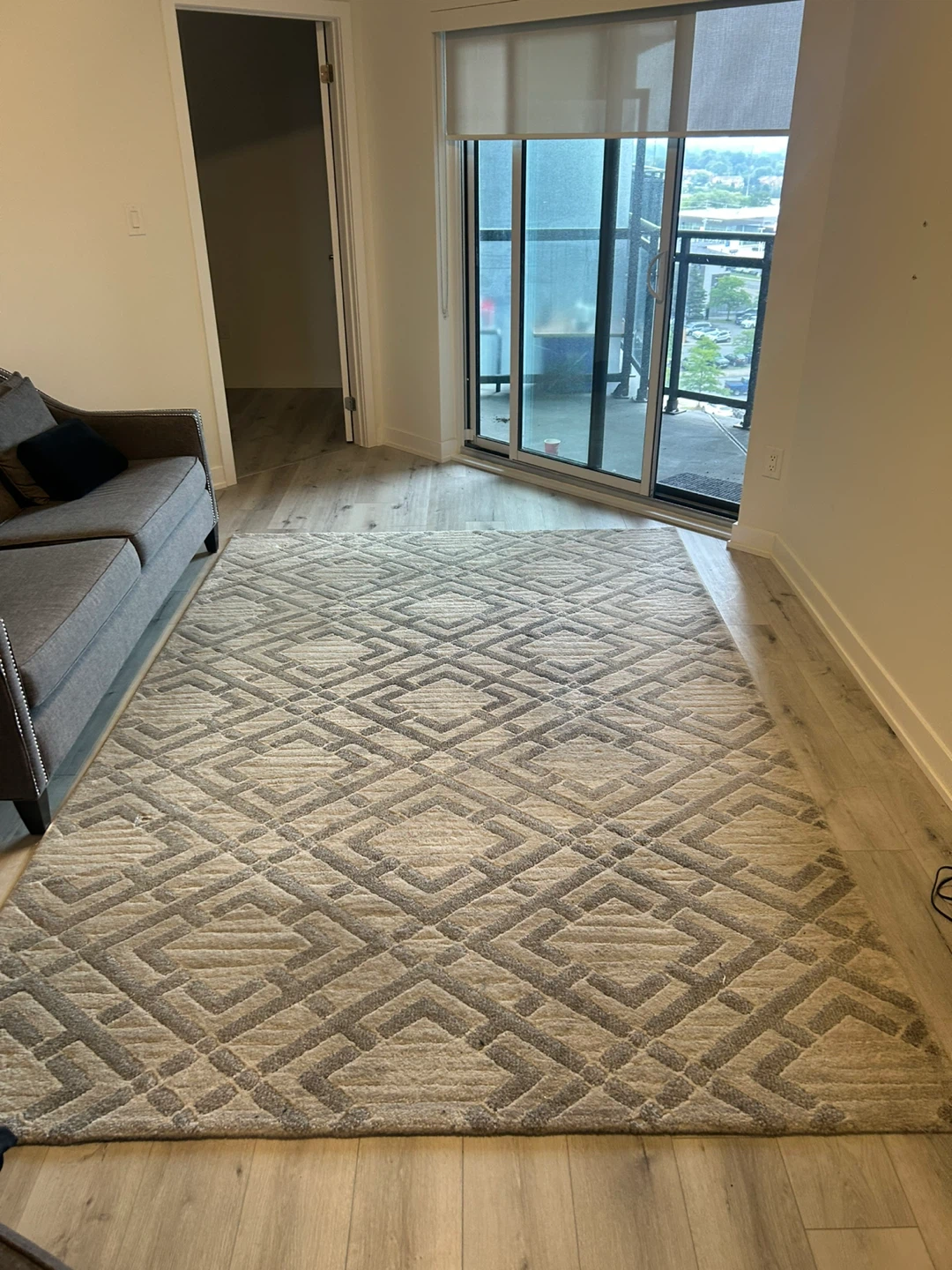Large Geometric Pattern Area Rug 9.5 L x 6.5 W - photo 2