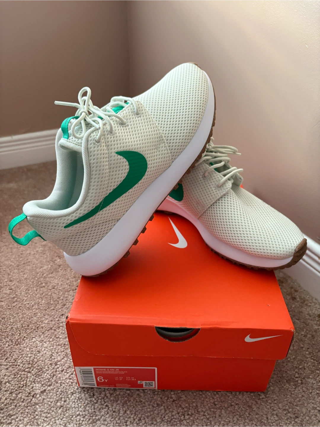 NEW, Nike Youth Roshe 2 sneakers, size 6.