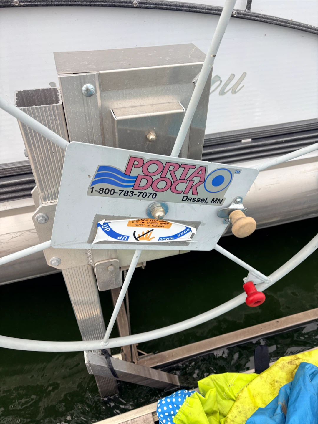 Pontoon boat lift